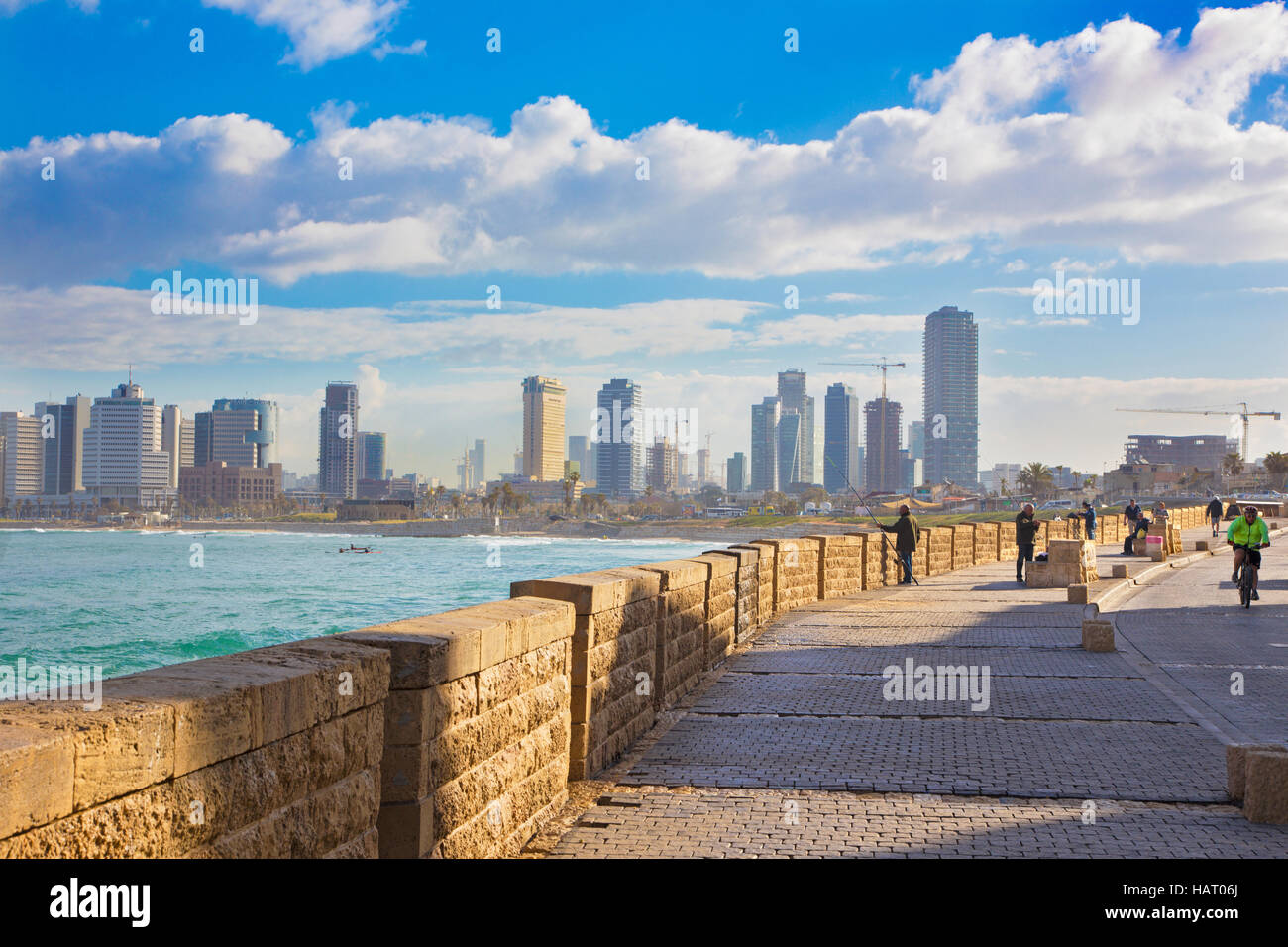 TEL AVIV, ISRAEL - 2. März 2015: Die Promenade unter alten Jaffa und Tel Aviv Morgen. Stockfoto