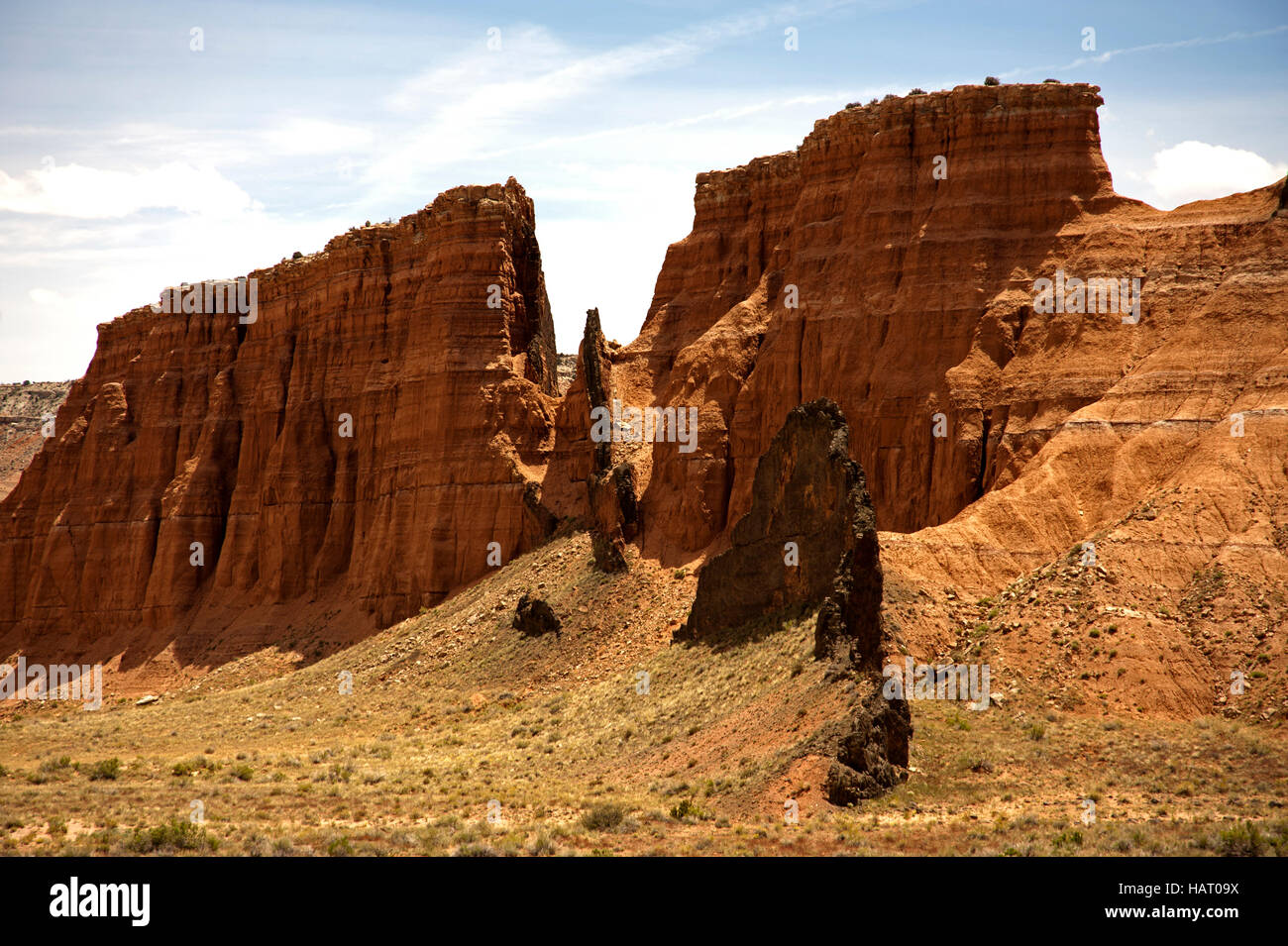 Hoodoos und schwarzen Deiche im Vordergrund, mit Erosion der Hoodoos Sedimente am Fuße der Hoodoos und Deiche Stockfoto