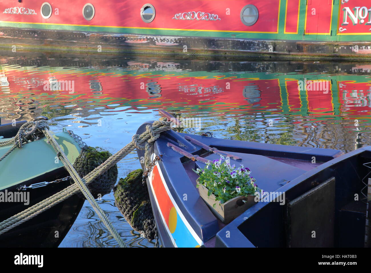 LONDON, UK: Reflexionen in Little Venice mit bunten Kähne entlang Kanäle Stockfoto