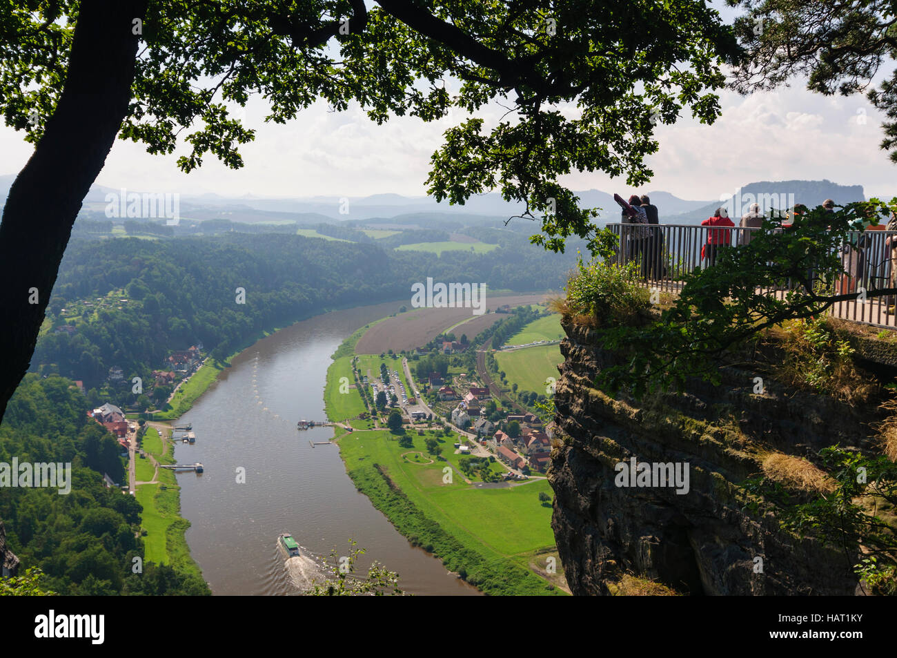 Rathen: Bastei Blick über den Fluss Elbe, unterhalb des Dorfes Rathen, Sächsische Schweiz, Sächsische Schweiz, Sachsen, Sachsen, Deutschland Stockfoto