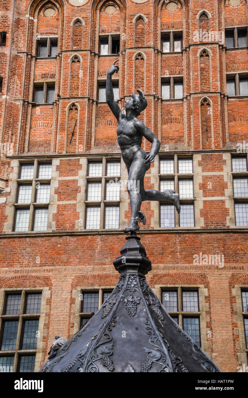 Polen, Pommern, Gdansk (Danzig), Statue von Mercury am Artushof vor dem Hintergrund der Main City Hall Stockfoto