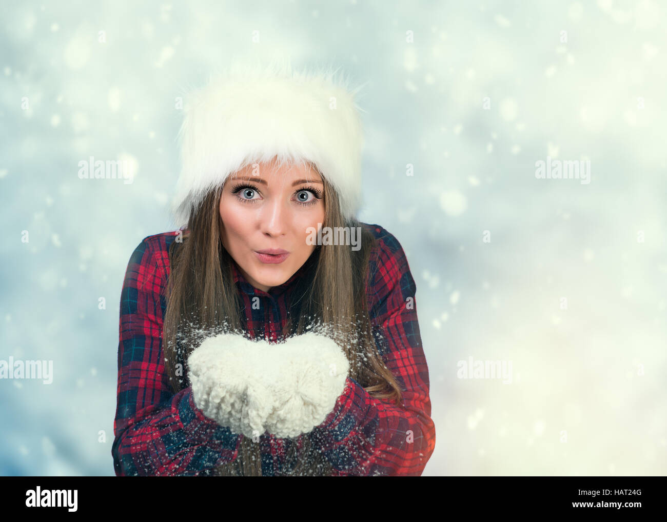 Junge Frau im Pelzhut und Handschuhe im Winter Schneetreiben Stockfoto