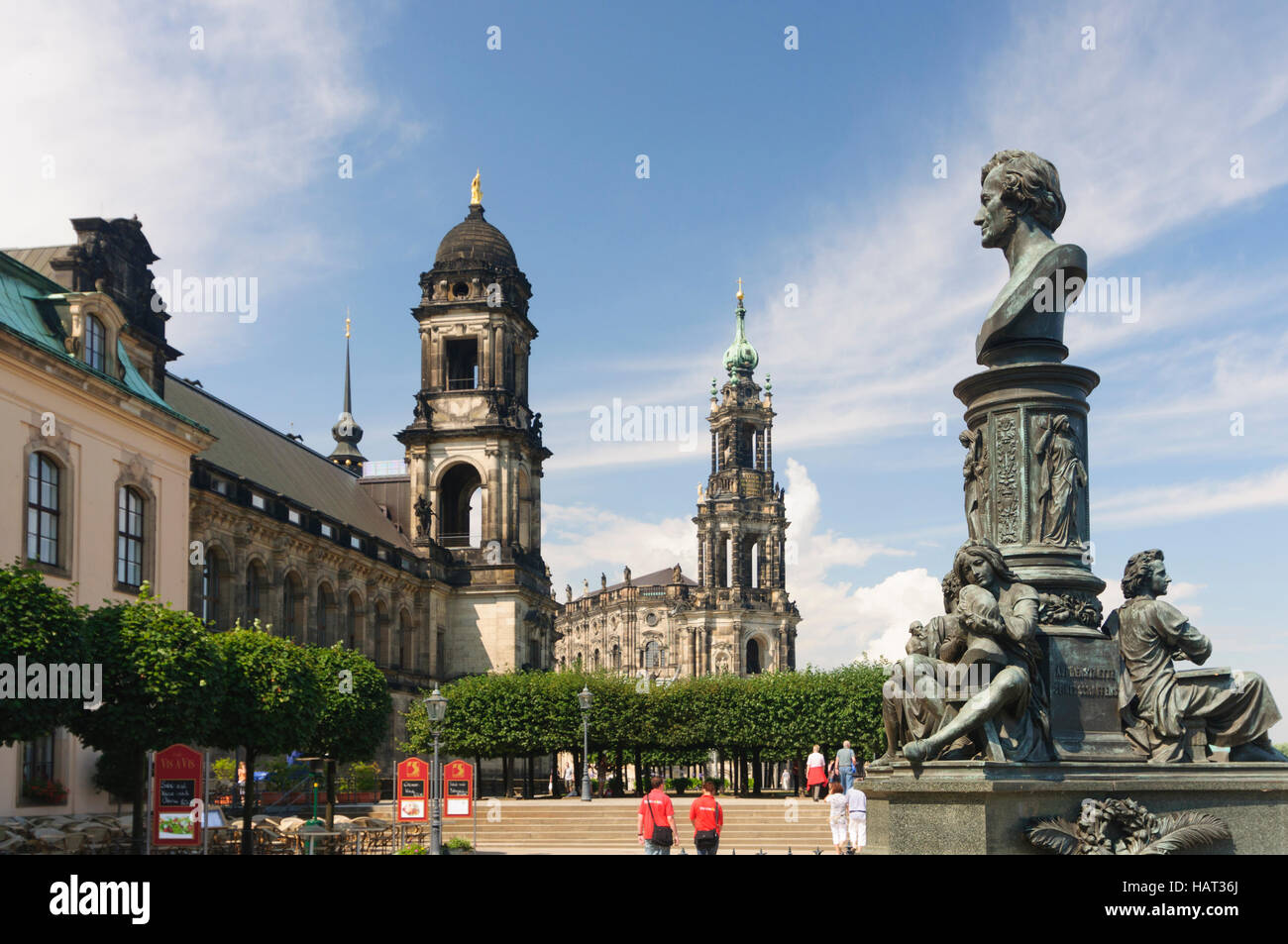 Dresden: Brühlsches Terrasse mit einem stattlichen Haus, die Kathedrale und das Ernst Rietschel-Denkmal, Sachsen, Sachsen, Deutschland Stockfoto