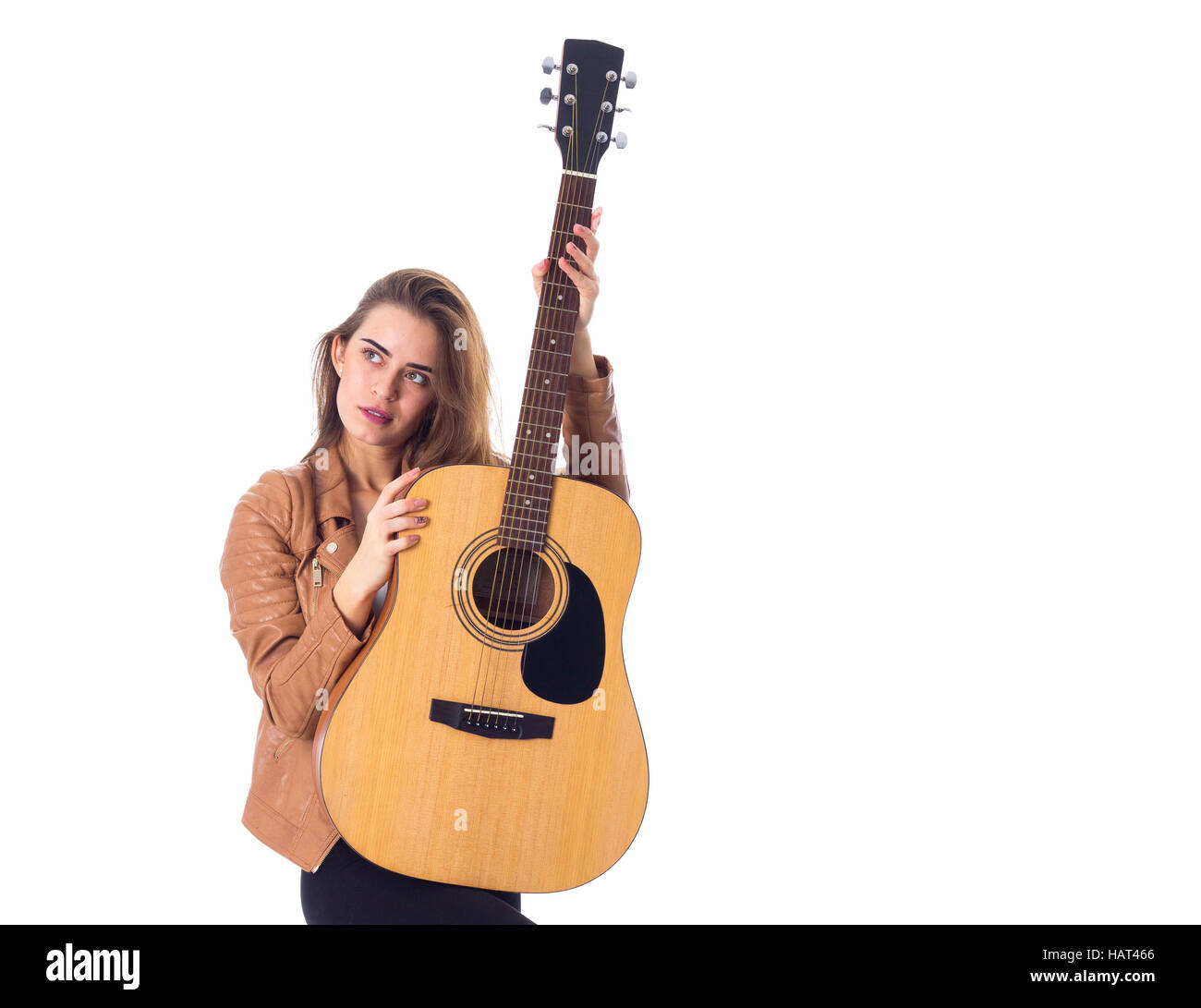 Junge Frau mit einer Gitarre Stockfoto