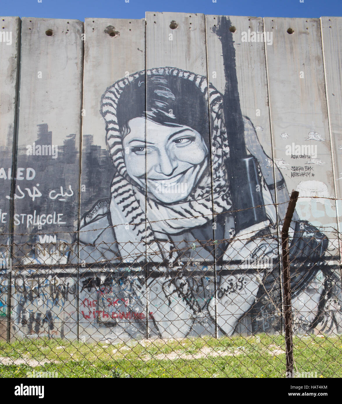 BETHLEHEM, ISRAEL - 6. März 2015: Detail des Graffiti auf der Sperrmauer. Palästinenserin mit der Waffe. Stockfoto