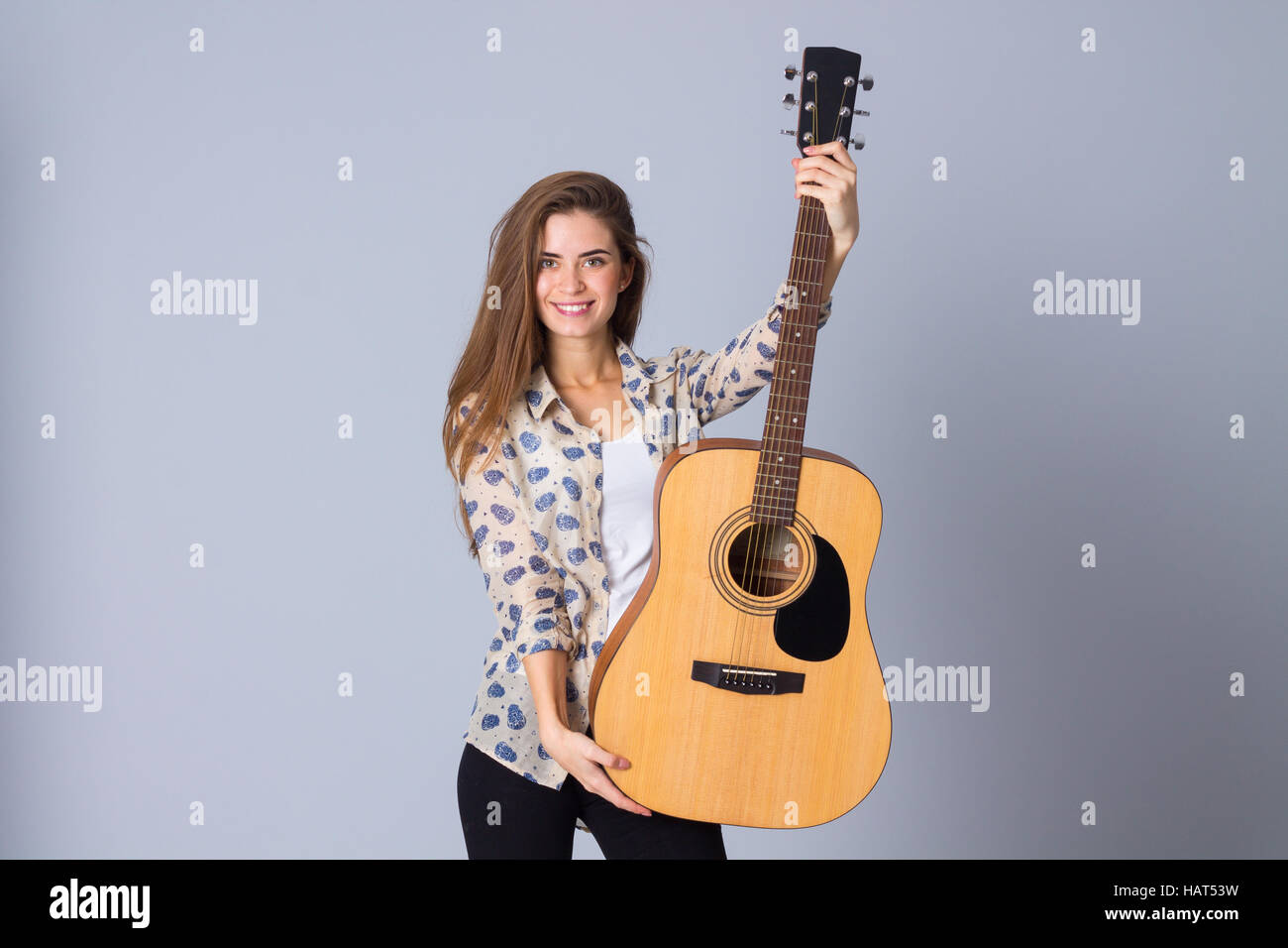 Junge Frau mit einer Gitarre Stockfoto