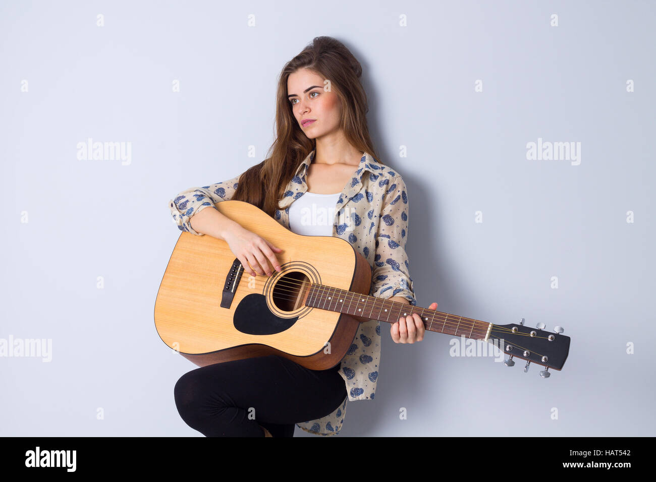 Junge Frau mit einer Gitarre Stockfoto