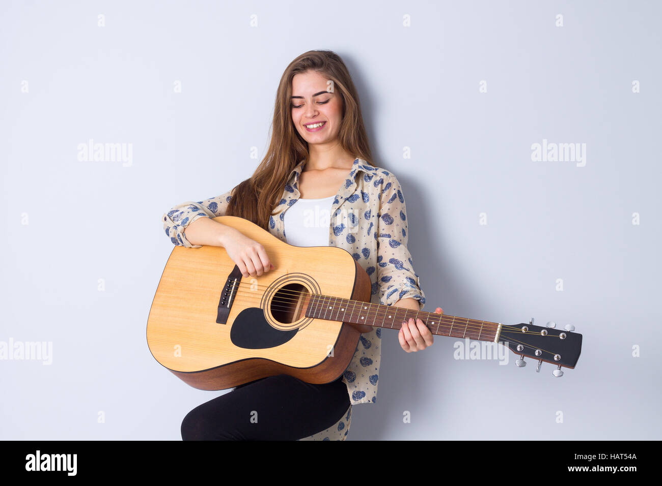 Junge Frau mit einer Gitarre Stockfoto