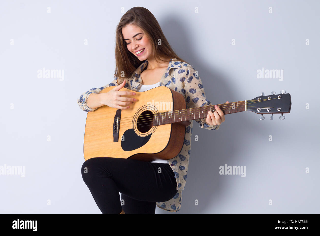 Junge Frau mit einer Gitarre Stockfoto