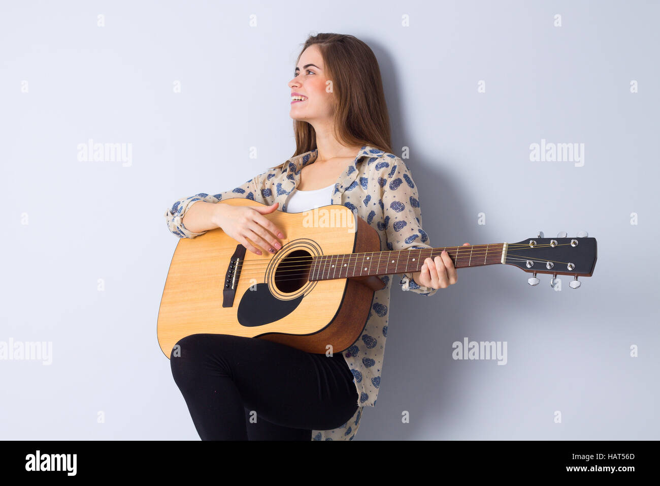 Junge Frau mit einer Gitarre Stockfoto