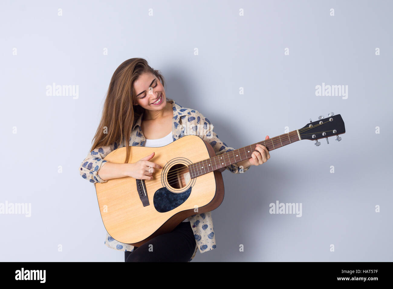 Junge Frau mit einer Gitarre Stockfoto