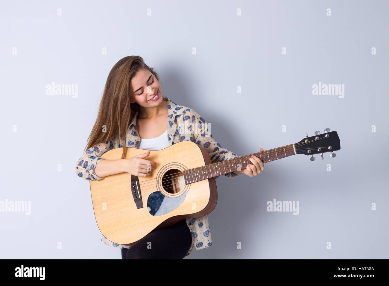 Junge Frau mit einer Gitarre Stockfoto