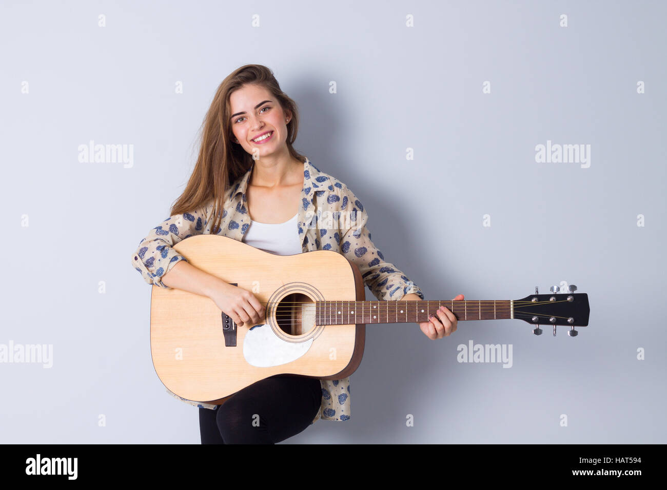 Junge Frau mit einer Gitarre Stockfoto