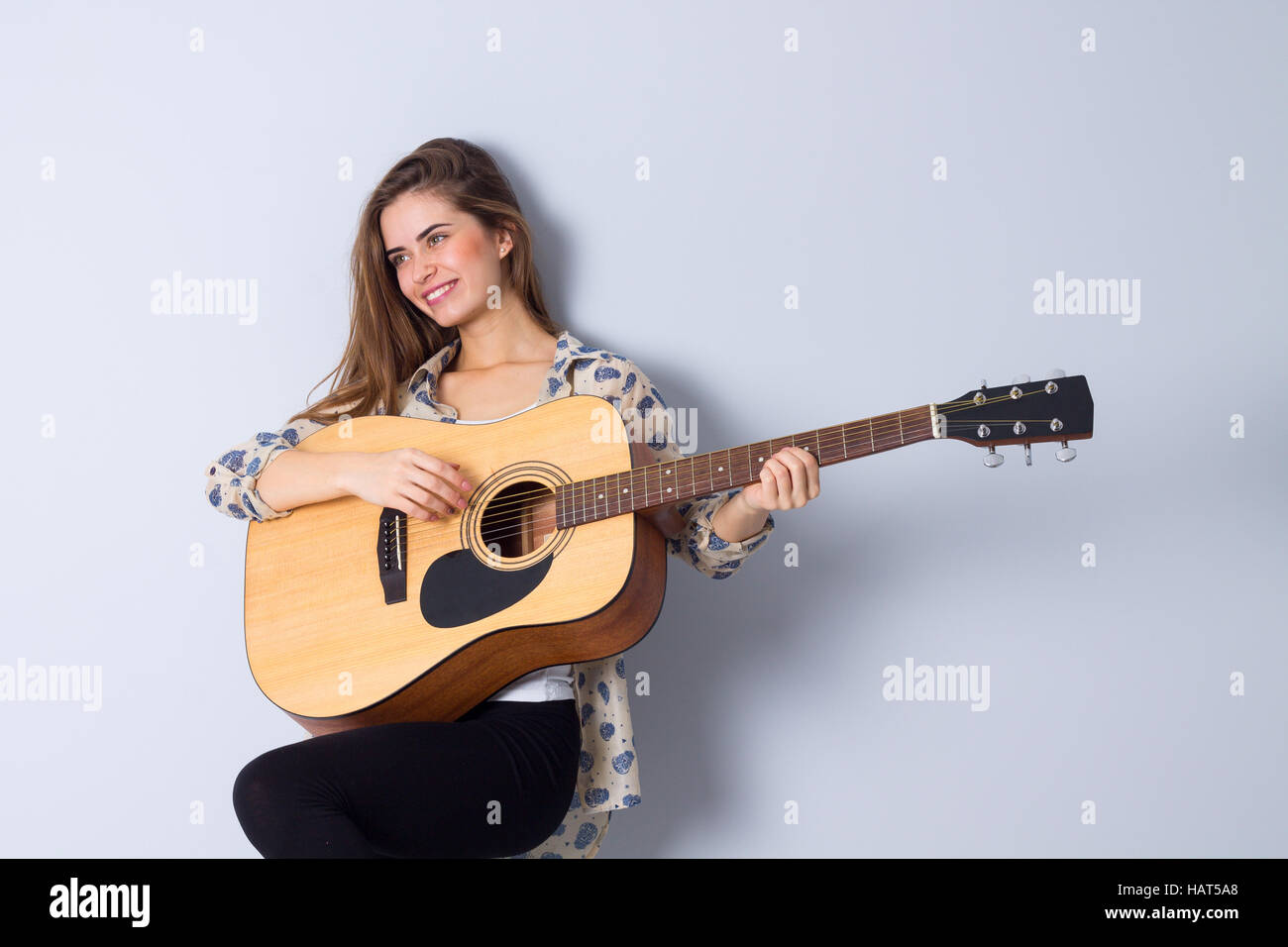 Junge Frau mit einer Gitarre Stockfoto