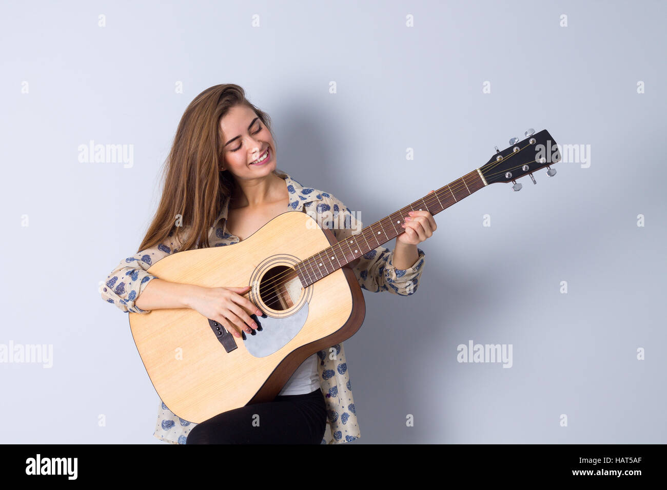 Junge Frau mit einer Gitarre Stockfoto