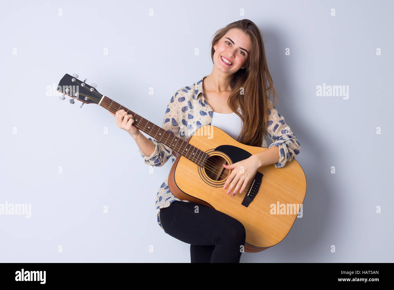 Junge Frau mit einer Gitarre Stockfoto
