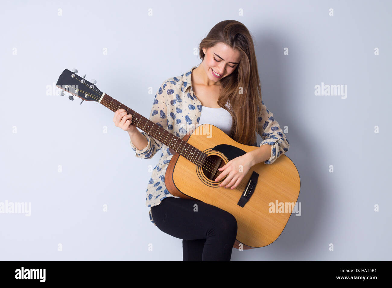 Junge Frau mit einer Gitarre Stockfoto