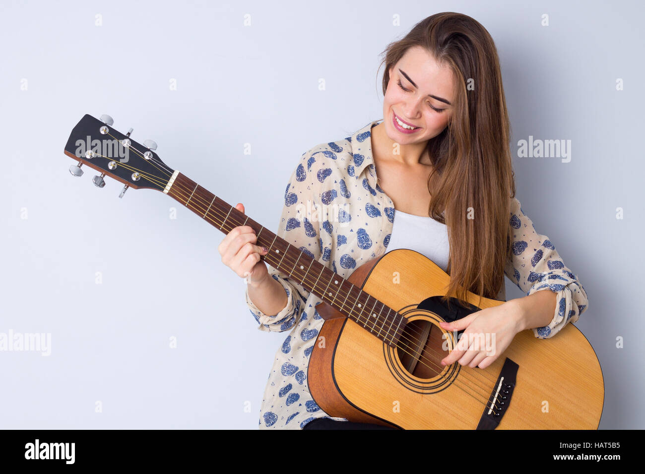 Junge Frau mit einer Gitarre Stockfoto