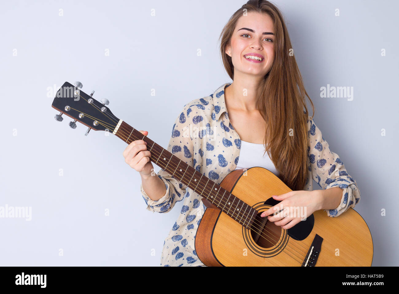 Junge Frau mit einer Gitarre Stockfoto