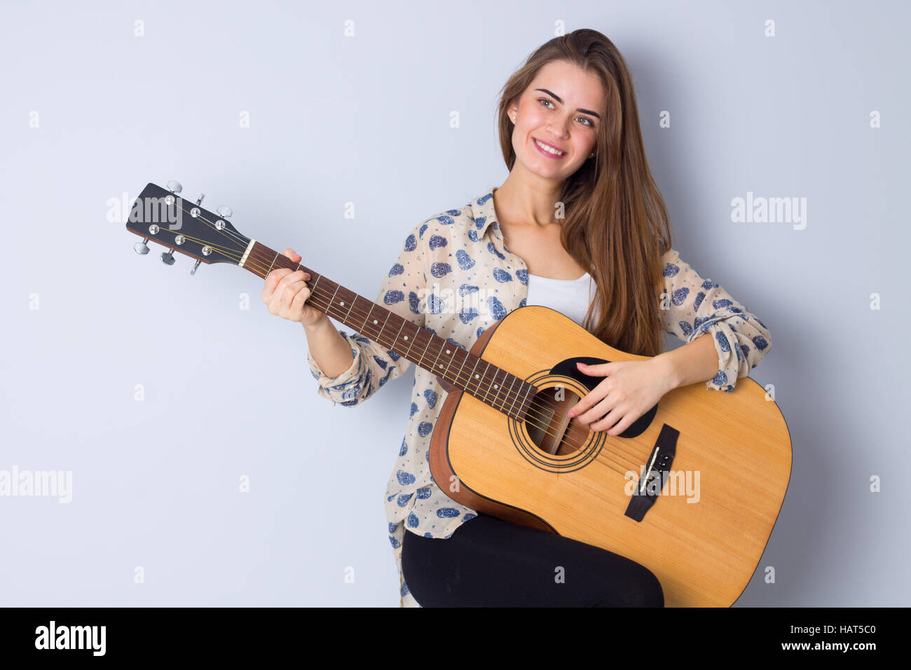 Junge Frau mit einer Gitarre Stockfoto