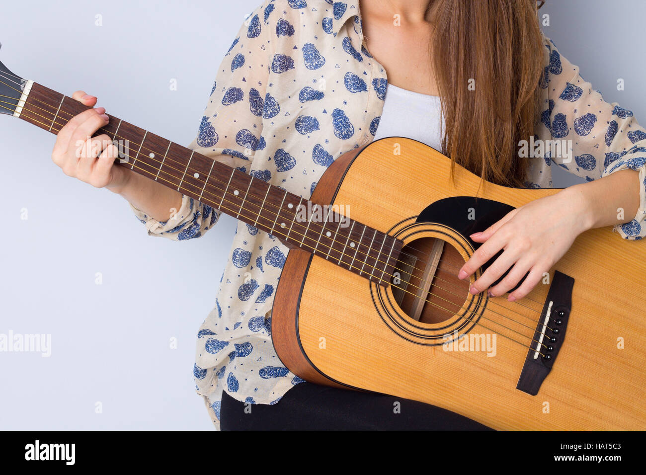 Junge Frau mit einer Gitarre Stockfoto