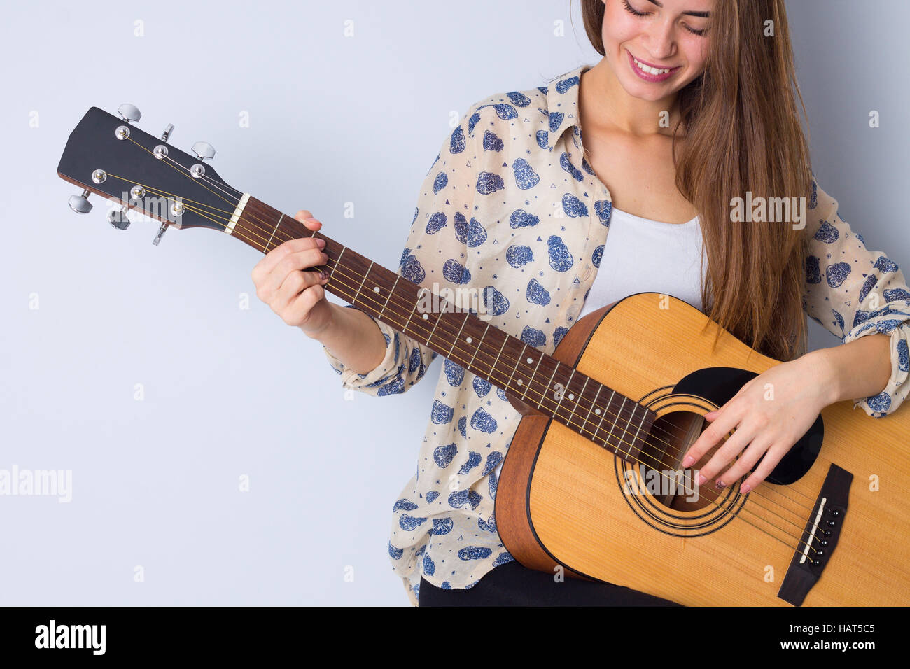 Junge Frau mit einer Gitarre Stockfoto