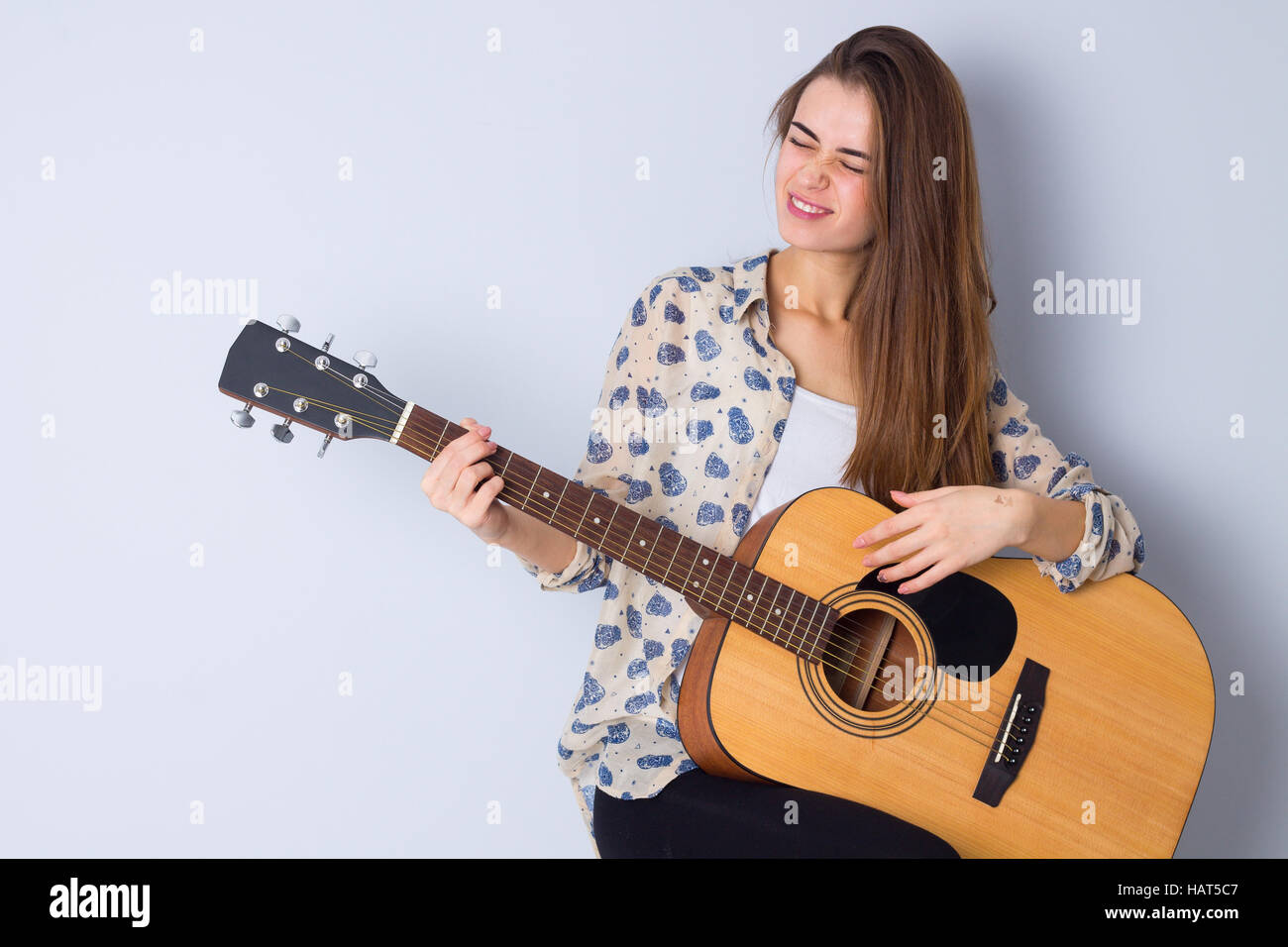 Junge Frau mit einer Gitarre Stockfoto