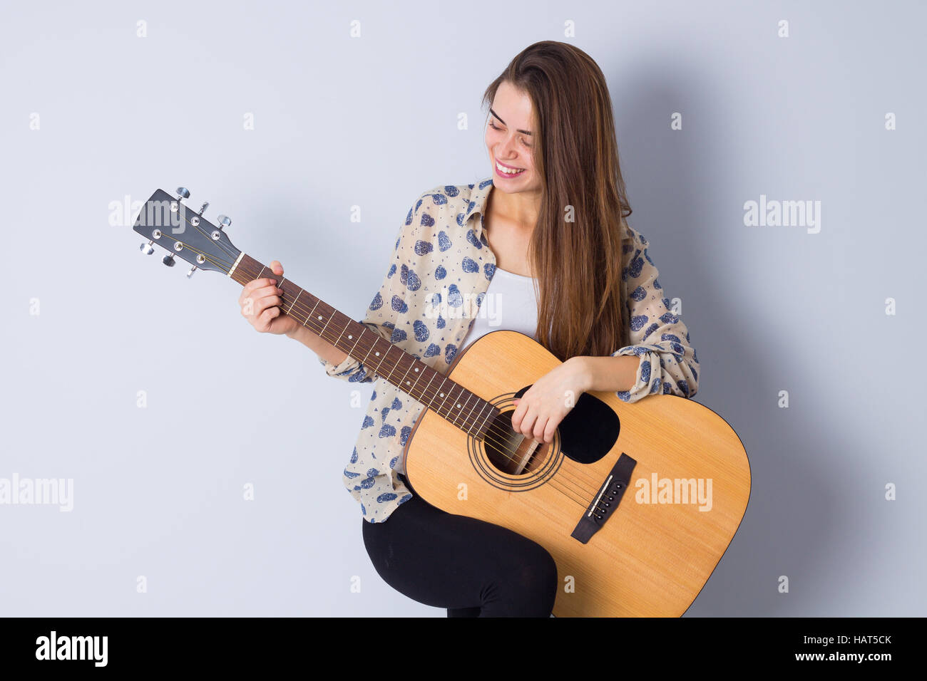 Junge Frau mit einer Gitarre Stockfoto