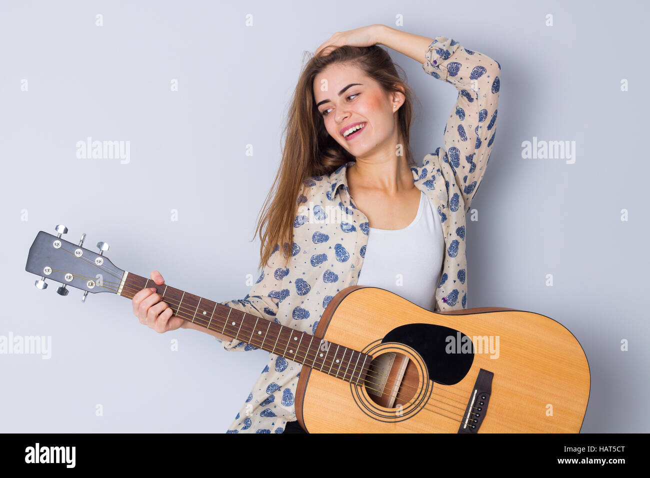 Junge Frau mit einer Gitarre Stockfoto