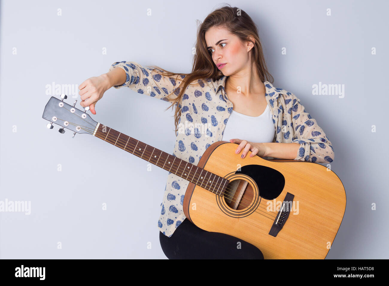 Junge Frau mit einer Gitarre Stockfoto