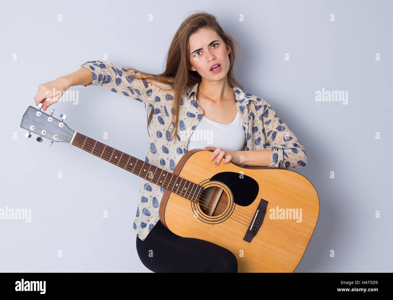 Junge Frau mit einer Gitarre Stockfoto