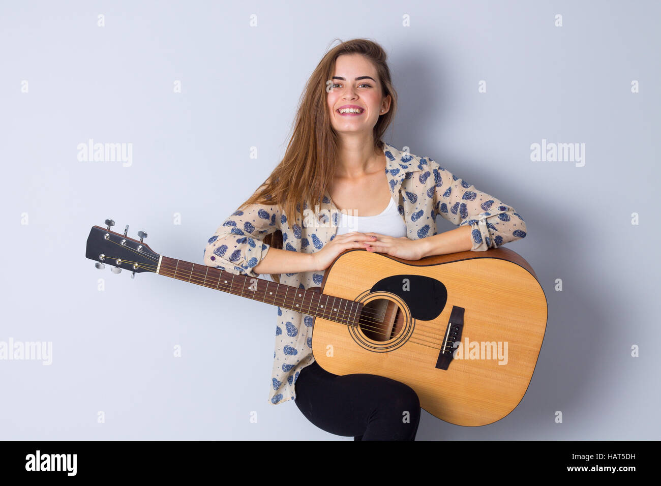 Junge Frau mit einer Gitarre Stockfoto
