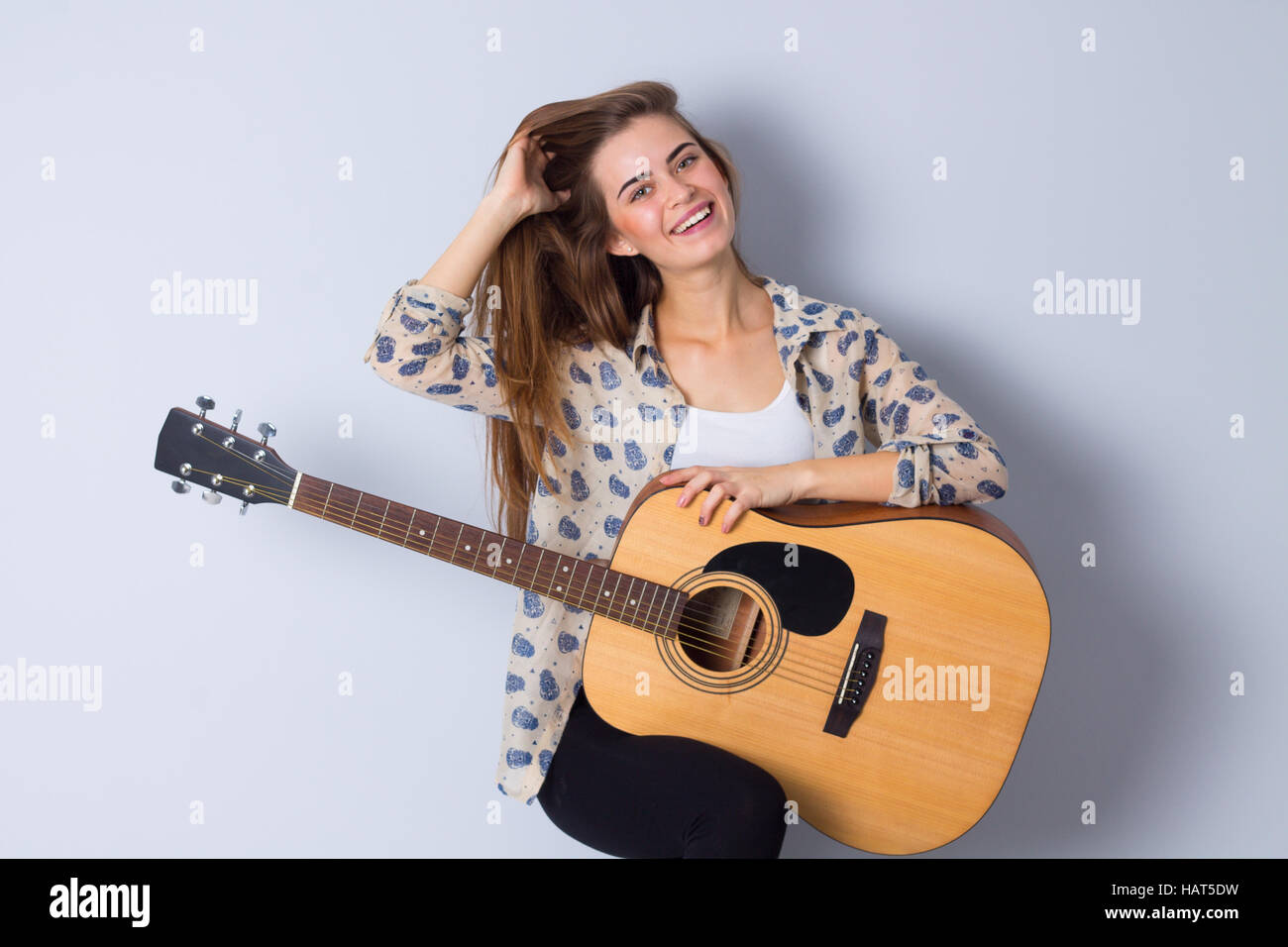 Junge Frau mit einer Gitarre Stockfoto