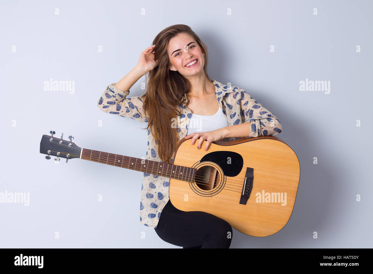 Junge Frau mit einer Gitarre Stockfoto