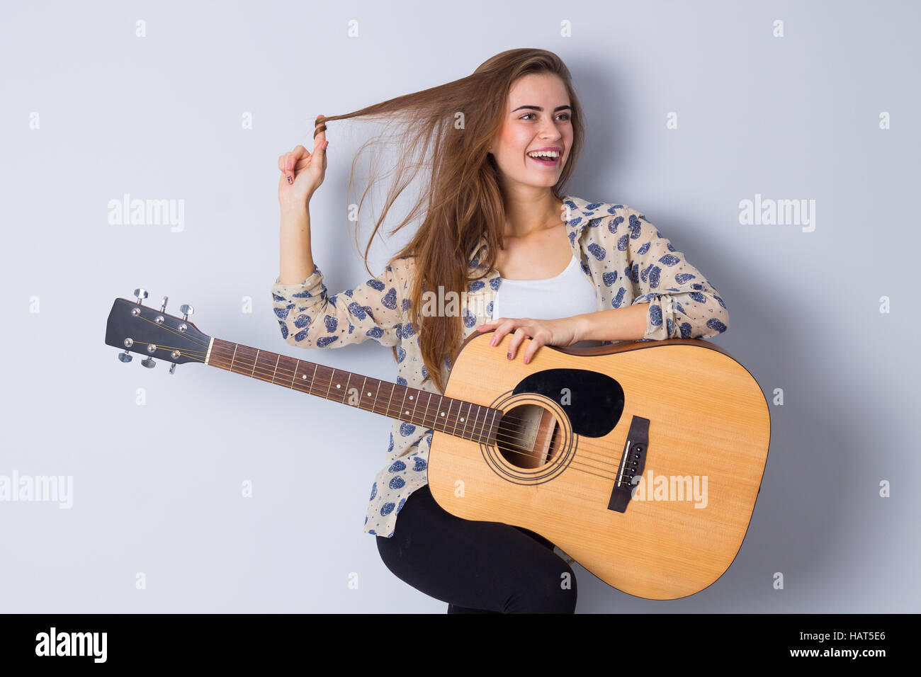 Junge Frau mit einer Gitarre Stockfoto