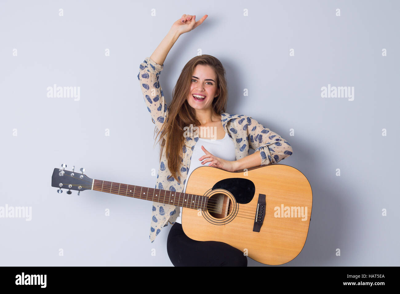 Junge Frau mit einer Gitarre Stockfoto