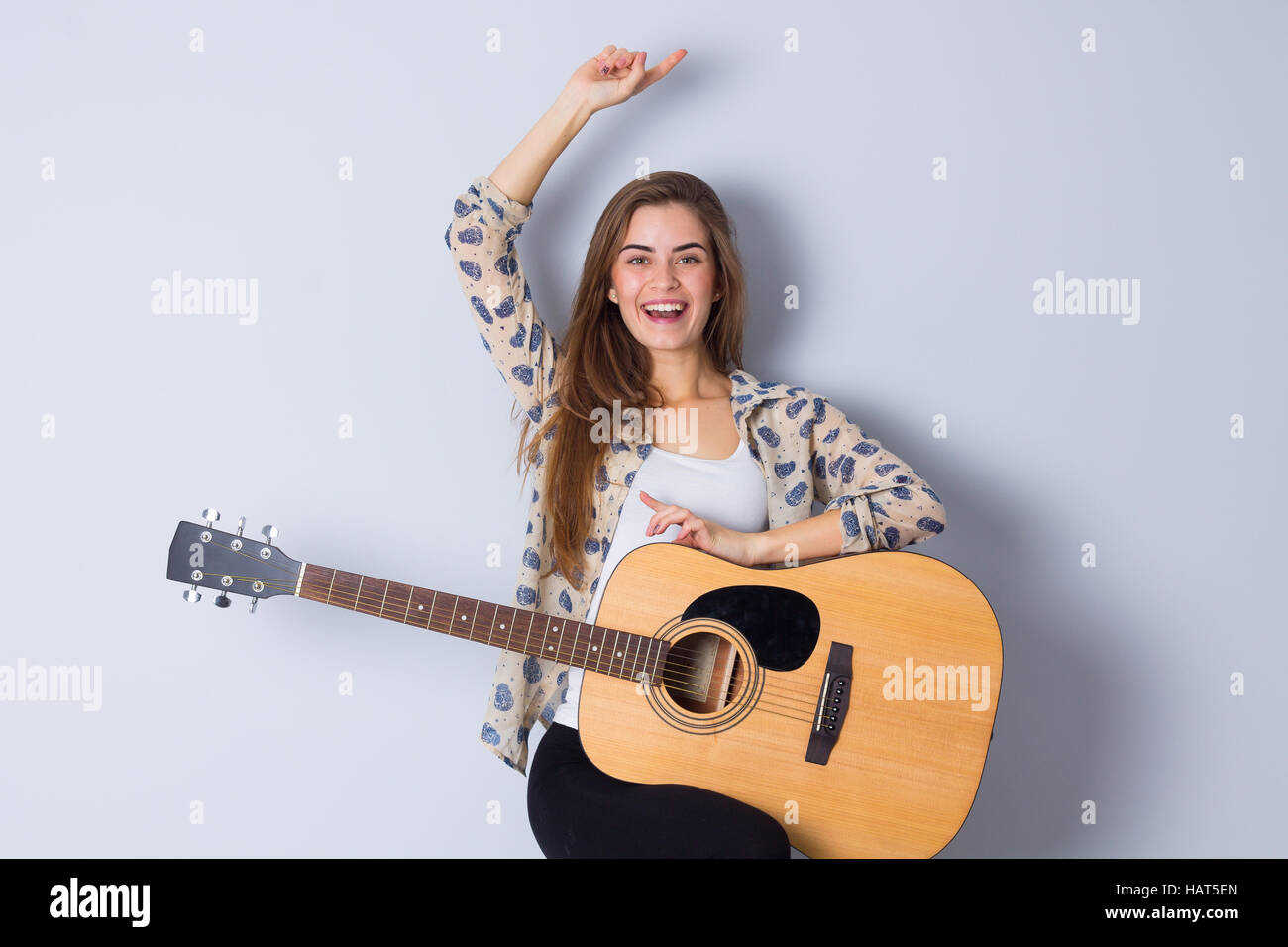 Junge Frau mit einer Gitarre Stockfoto