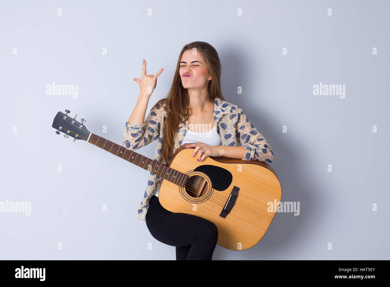 Junge Frau mit einer Gitarre Stockfoto