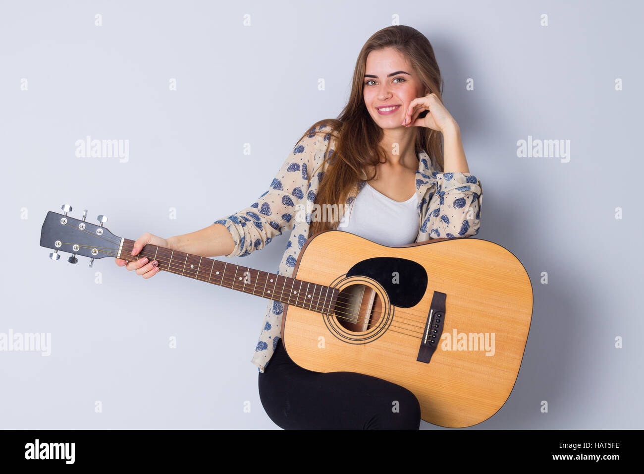 Junge Frau mit einer Gitarre Stockfoto