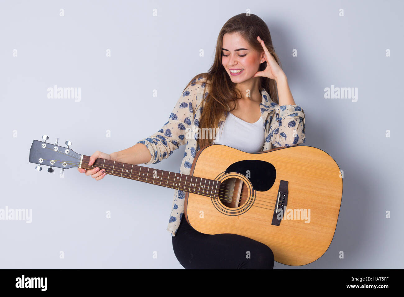 Junge Frau mit einer Gitarre Stockfoto