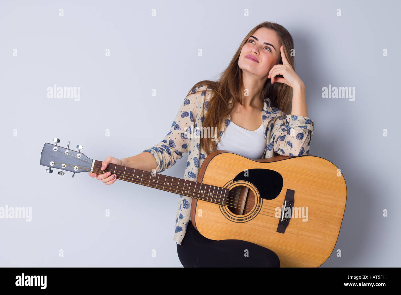 Junge Frau mit einer Gitarre Stockfoto