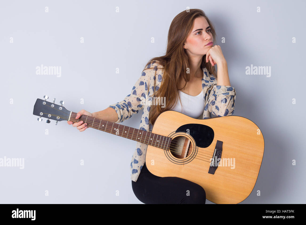 Junge Frau mit einer Gitarre Stockfoto