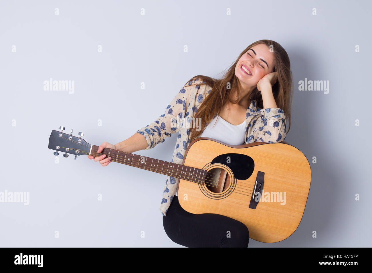 Junge Frau mit einer Gitarre Stockfoto