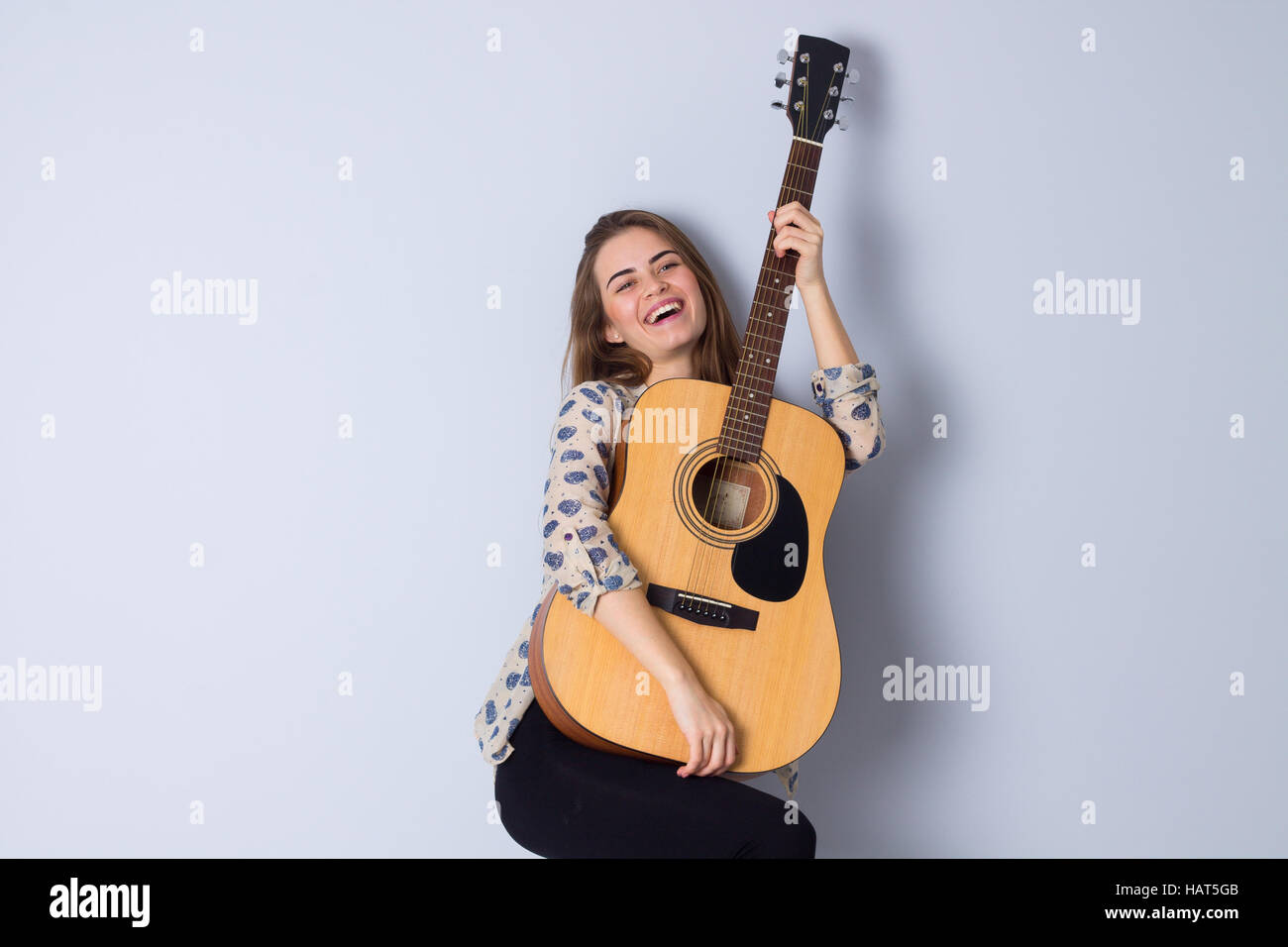 Junge Frau mit einer Gitarre Stockfoto