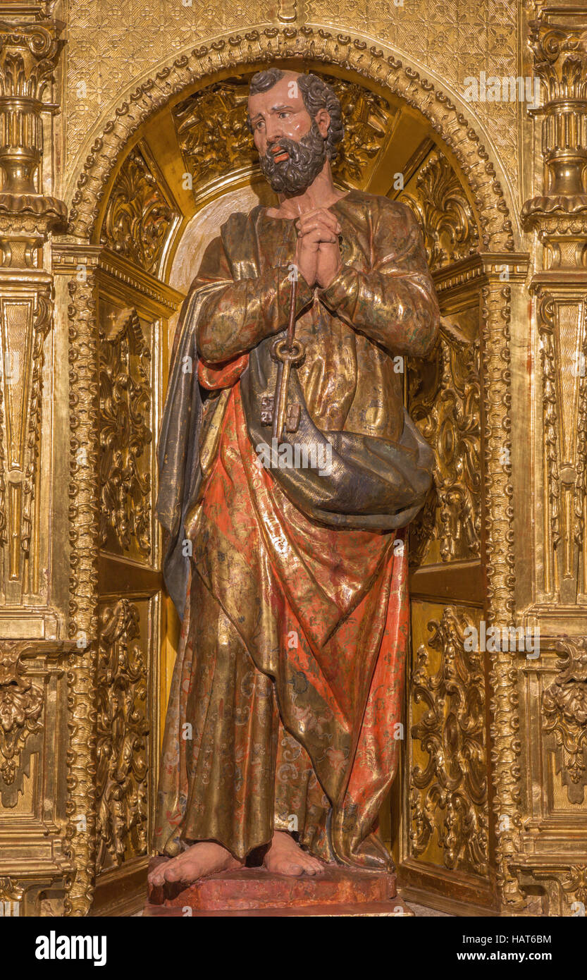 AVILA, Spanien, APRIL - 19, 2016: Die geschnitzte polychrome barocken Statue des St. Peter am Seitenaltar in der Kirche Basilica de San Vicente Stockfoto