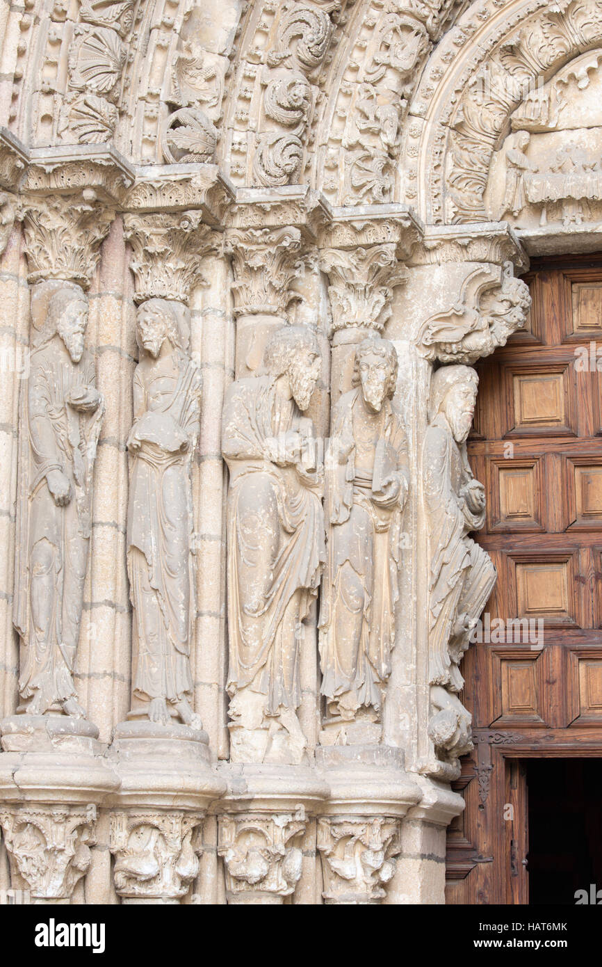 AVILA, Spanien, APRIL - 19, 2016: Der linke Teil des romanischen Westportal der Basilica de San Vicente mit den Aposteln. (1130). Stockfoto