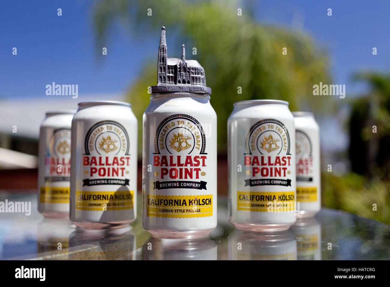 Dosen mit Kalifornien Kölsch, gebraut von der Ballast Point Brewing Company, einer kleinen Brauerei in San Diego, mit Kölner Dom Souvenir Gebäude, im September 2016. | weltweite Nutzung Stockfoto