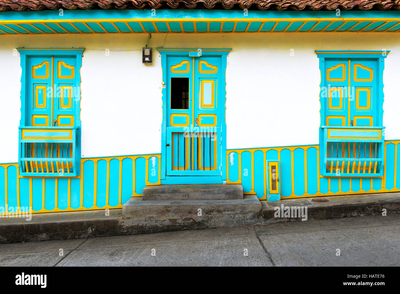 Detail einer hölzernen Tür und Fenster bunt bemalt in einem traditionellen Haus im Kolonialstil in der Stadt von Salento, in Kolumbien, Südamerika; Stockfoto