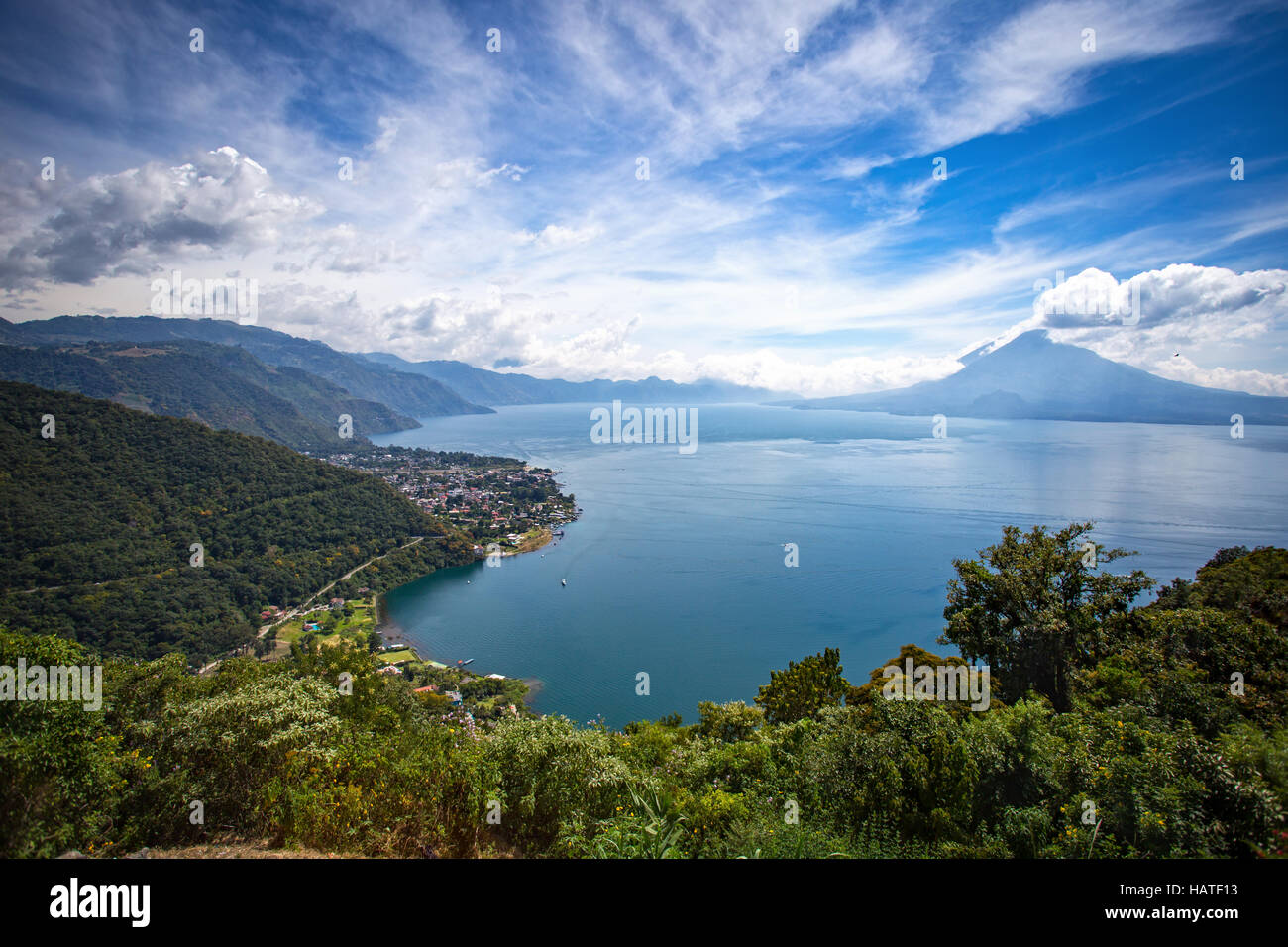 Blick auf Lake Atitlan und Panajachel aus San Jorge Stockfoto
