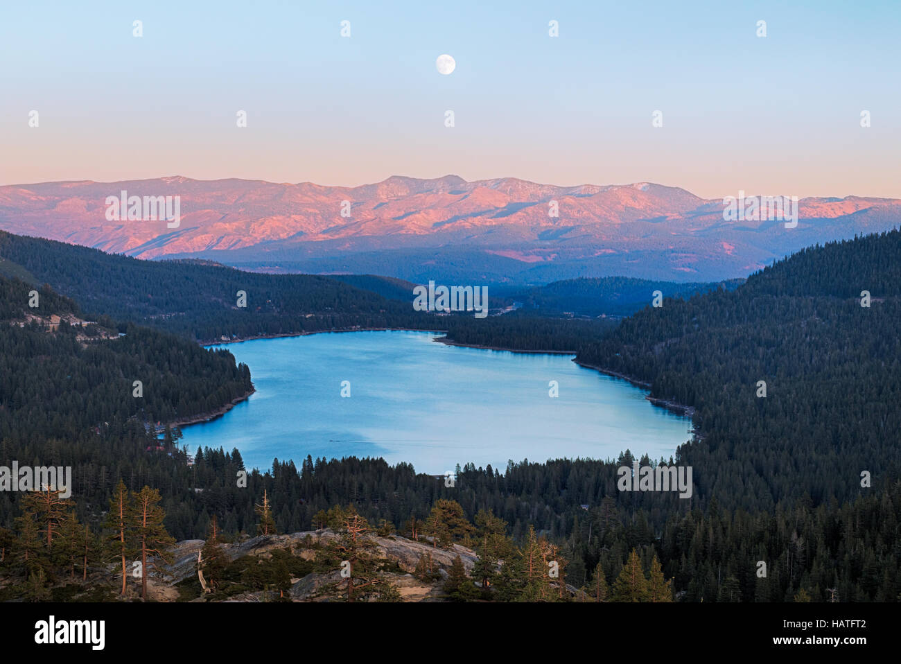 Ein "Super-Mond" steigen über Donner Lake, in den Bergen der Sierra von Kalifornien am 13. November 2016. Stockfoto